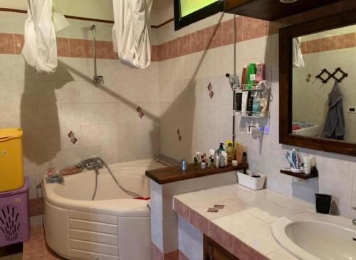 ein Badezimmer mit einer Badewanne, einem Waschbecken und einer Badewanne in der Unterkunft VILLA ANDREA GAETA in Gaeta