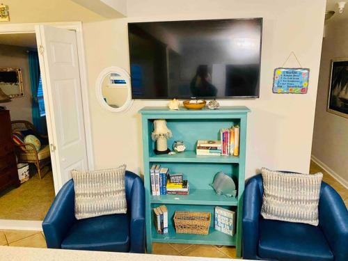 TV a/nebo společenská místnost v ubytování Mini Pearl, Private 2 BR - 1 block to BEACH!
