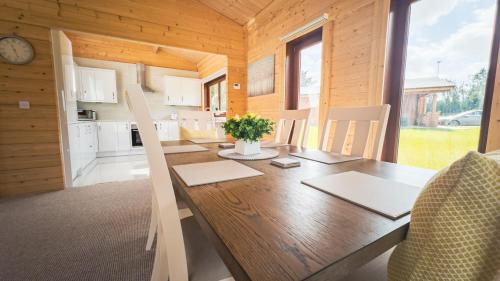 Η κουζίνα ή μικρή κουζίνα στο Sundance Lodge, Fantastic New Cabin with Hot Tub - Sleeps 6 - Largest In Felmoor Park