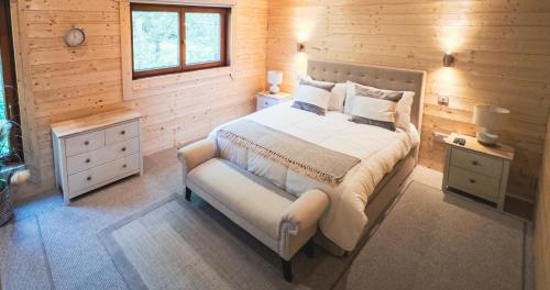 Llit o llits en una habitació de Sundance Lodge, Fantastic New Cabin with Hot Tub - Sleeps 6 - Largest In Felmoor Park