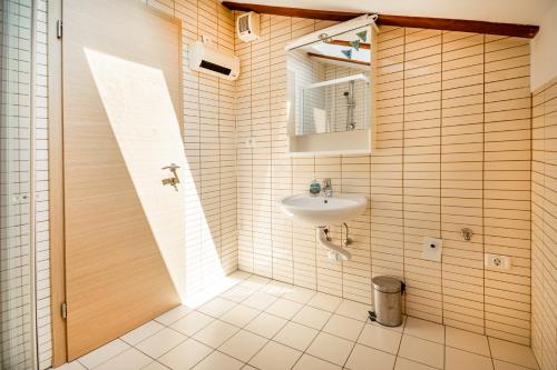 イゾラにあるHangar Apartmentsの洗面台と鏡のあるバスルーム