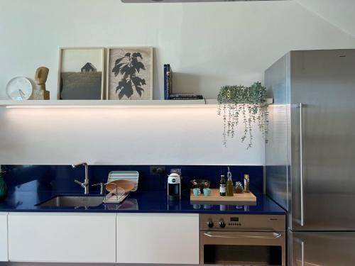 een keuken met een wastafel en een koelkast bij 3-bedroom beach villa with a pool in Green Coast Palase in Palasë