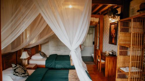 Giường trong phòng chung tại Puri Sunny Guesthouse