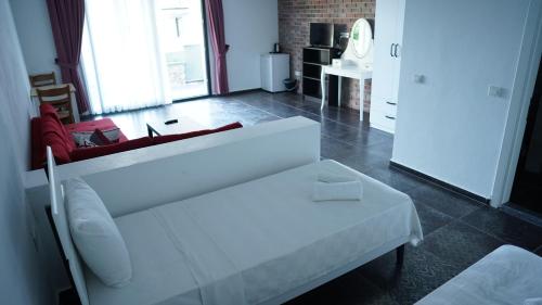 un salon avec un canapé blanc et une table dans l'établissement Karyada Hotel, à Çeşme