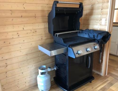 a black barbecue grill in a room with a wall at 佐世保VILLA青鹿Ur1 in Sasebo