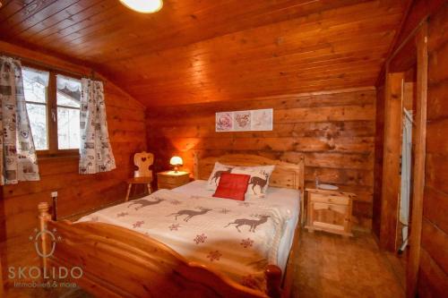 1 dormitorio con 1 cama en una cabaña de madera en Cosy Chalet in Brig-Glis, en Glis