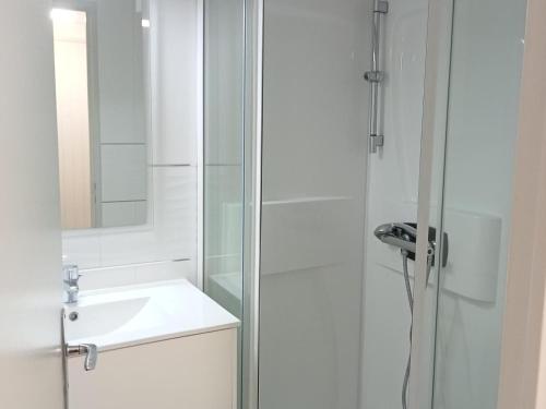une salle de bain blanche avec un lavabo et une douche dans l'établissement Studio mezzanine cosy à La Rochelle proche plage - FR-1-551-53, à La Rochelle