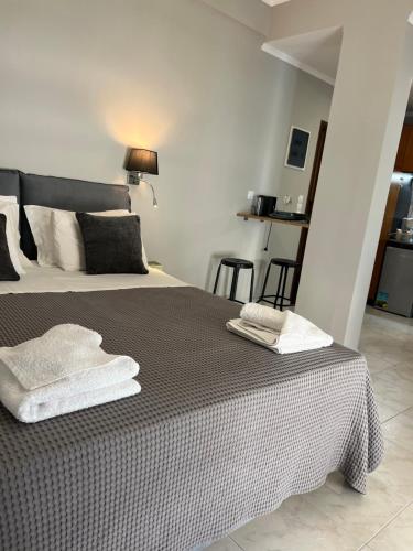 una camera da letto con un letto con due asciugamani sopra di Living near Acropolis by Sylvia Staikou at Nikis str ad Atene