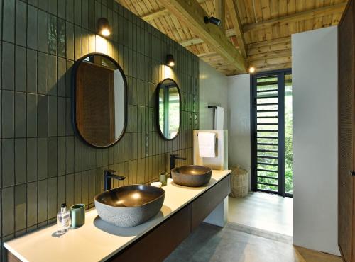 Kylpyhuone majoituspaikassa ChamGaia off-grid eco-villa