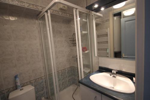 une salle de bain avec un lavabo, une douche et des toilettes dans l'établissement GRAND STUDIO LUMINEUX, à Le Touquet-Paris-Plage