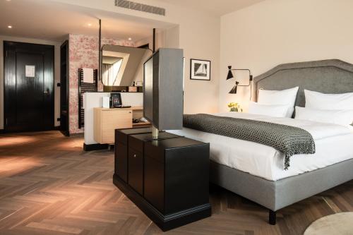 Una cama o camas en una habitación de Das James