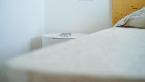 a white table with a laptop on top of a bed at Castellabate Apartments Camere in Castellabate