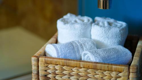 a basket filled with towels in a room at Castellabate Apartments Camere in Castellabate
