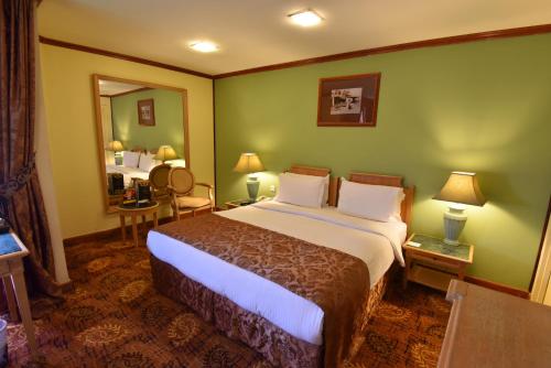 Säng eller sängar i ett rum på Inn & Go Kuwait Plaza Hotel