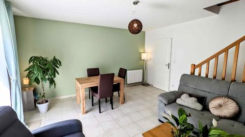 un salon avec une table et un canapé dans l'établissement Maison 2ch, 74m², tout équipée, parking, jardin, à Saint-Julien-les-Villas