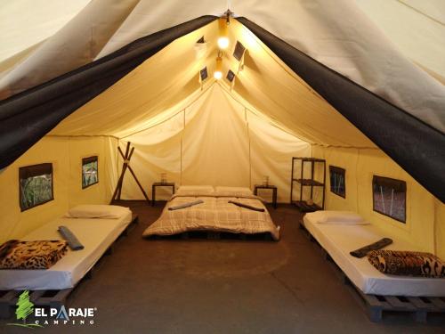 El Paraje Camping في بيريبيبوي: خيمة كبيرة فيها سريرين
