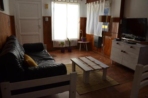 sala de estar con sofá y mesa de centro en El Nogal en Sierra de la Ventana