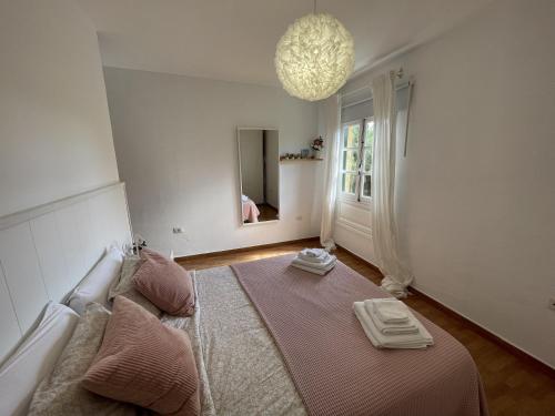 una camera da letto con un letto e due asciugamani di Beautiful 3 Bd. Apartment in La Laguna City Centre a La Laguna