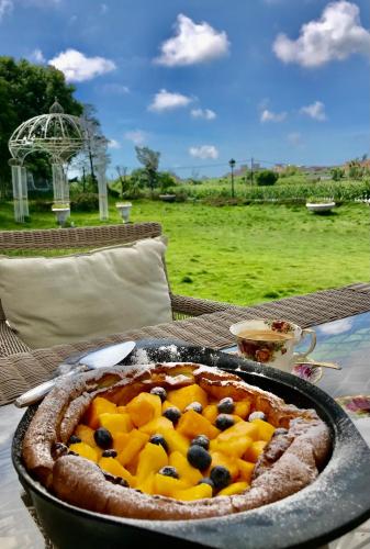 a pie with fruit in a pan on a table at 海之風 玫瑰莊園 Sea&Wind Rose Manor in Jinning