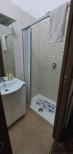 een badkamer met douche en wastafel bij Stella Marina in Genua