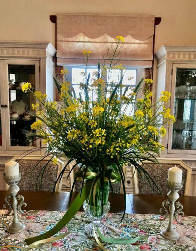 a vase filled with yellow flowers on a table at 海之風 玫瑰莊園 Sea&Wind Rose Manor in Jinning