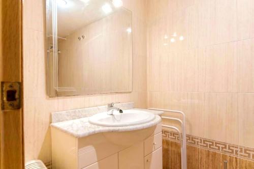 Ένα μπάνιο στο Welcoming apartment in La Vila Joiosa 65 m² with sea view