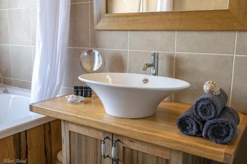 a bathroom with a sink and a bath tub at Nofesh Baharim in Ramot Naftali