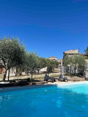 - une piscine avec 2 éléphants dans un parc dans l'établissement DOMAINE MARY'S, à Barjac