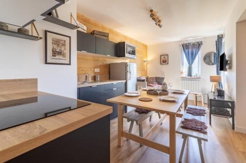 une cuisine avec une table en bois et une salle à manger dans l'établissement Les Gourgs Blancs - 80m des pistes - 6 personnes, à Génos
