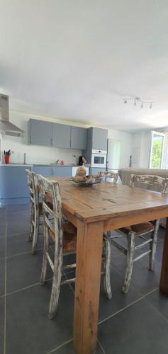 - une table et des chaises en bois dans la cuisine dans l'établissement Ma vie là, à Patrimonio