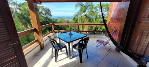 porche con mesa y sillas en el balcón en Casa do Mirante quarto 303 en Florianópolis