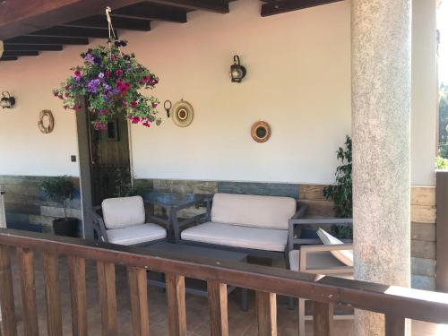 dos sillas en el porche de una casa en Casa Louro, en Frije