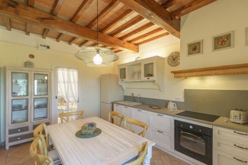 una cucina con tavolo e una sala da pranzo di Fattoria Di Pancole a San Gimignano