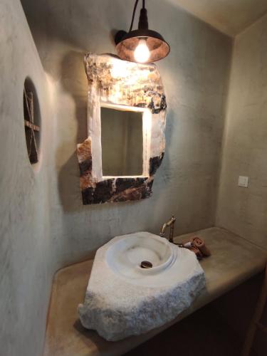 Ванная комната в Traditional Suites in Chora Kythnos #1