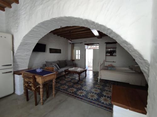 uma sala de estar com um sofá e uma mesa em Traditional Suites in Chora Kythnos #1 em Kythnos