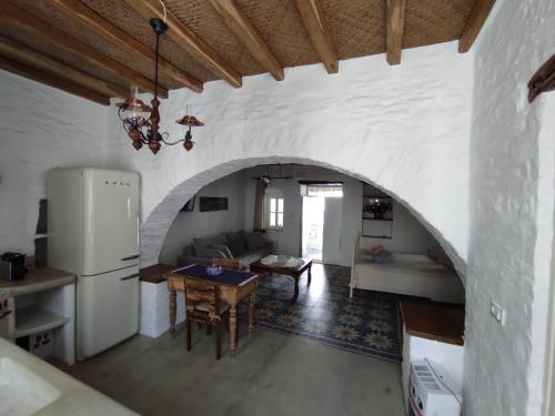 Кухня или мини-кухня в Traditional Suites in Chora Kythnos #1
