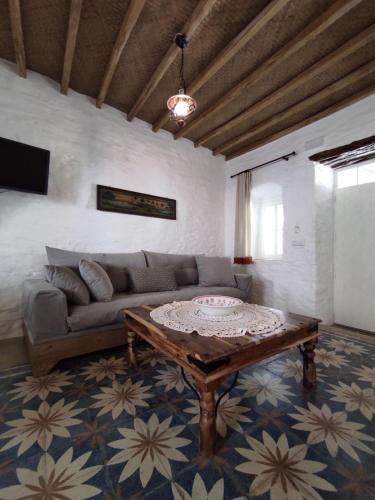 Гостиная зона в Traditional Suites in Chora Kythnos #1