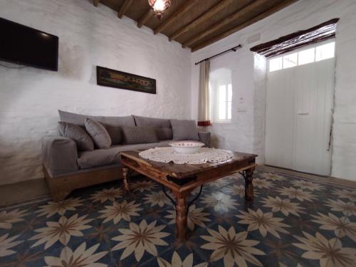 Гостиная зона в Traditional Suites in Chora Kythnos #1
