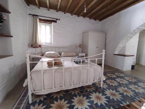 Кровать или кровати в номере Traditional Suites in Chora Kythnos #1
