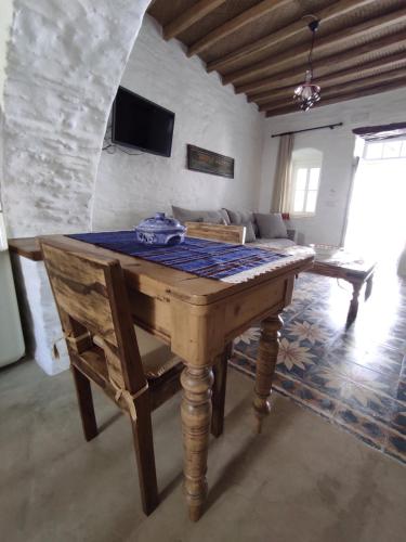 Телевизор и/или развлекательный центр в Traditional Suites in Chora Kythnos #1