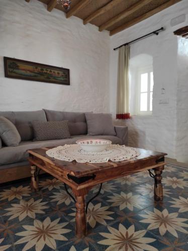 Гостиная зона в Traditional Suites in Chora Kythnos #1