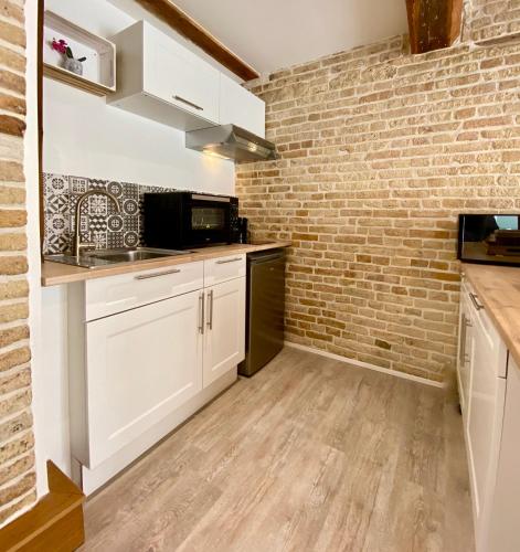 Dapur atau dapur kecil di Le Confort Normand - Sur les quais & proxy plage - Chaleureux - Full équipé & netflix - Parking gratuit