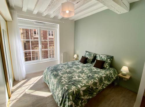 Cama ou camas em um quarto em Le Confort Normand - Sur les quais & proxy plage - Chaleureux - Full équipé & netflix - Parking gratuit