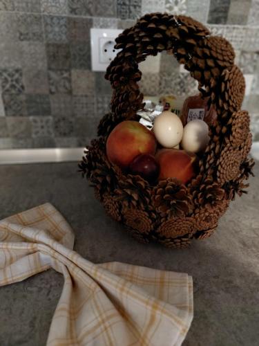 uma cesta de frutas e ovos no chão em Canopus em Petrití