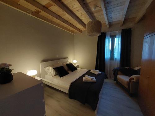 1 dormitorio con cama, sofá y mesa en Canopus en Petrití