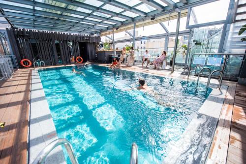 una piscina con gente en el agua en Hotel Santo Domingo, en Madrid