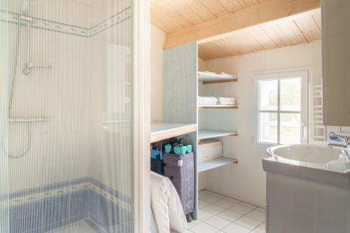 a bathroom with a shower and a sink at Maison pour 6 - Piscine - 750m de la plage in LʼÉpine