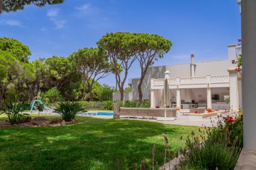 Portuguese mansion close to marina, golf and beach.