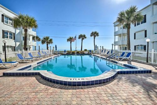 Πισίνα στο ή κοντά στο Coastal Condo Escape with Patio Steps to Beach