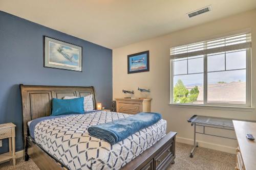 ein Schlafzimmer mit Bett, Schreibtisch und Fenster in der Unterkunft Air Racing Decor, Hot Tub Sparks Home! in Sparks